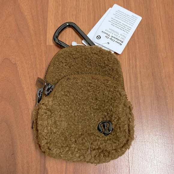 ❤️ Lululemon Nano Clip-On Fleece Backpack Burnt Caramel NWT - Picture 1 of 7